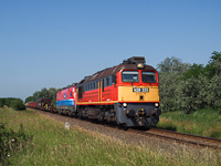 A MÁV-TR 628 333 az árvíz miatt terelt tehervonattal az 5-ös vonalon Nagyigmánd-Bábolna és Csémpuszta között
