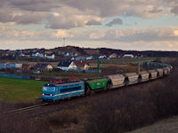 The MVÁ 242 256-6 seen hauling a wheat train near Öskü