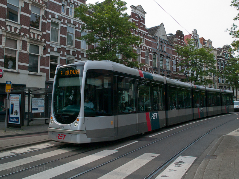 kép A RET 2029 pályaszámú villamosa Rotterdamban a Mathenesserlaan megállóban
fotó