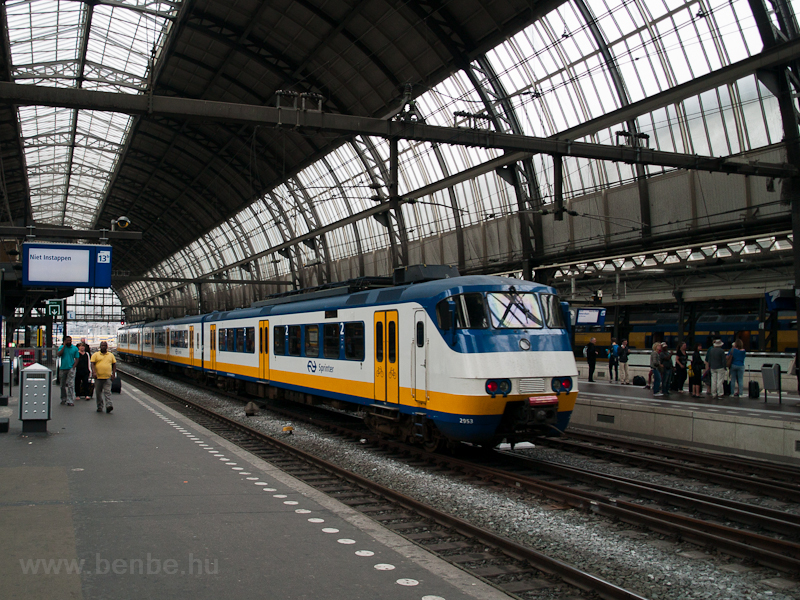 Az NS 2953 plyaszm Sprinter motorvonata Amsterdam Centraal llomson
A kihalflben lvő rgi jrműtpusrl minden kpet nagyra tartok, annak pedig klnsen rlk, hogy mr  fot
