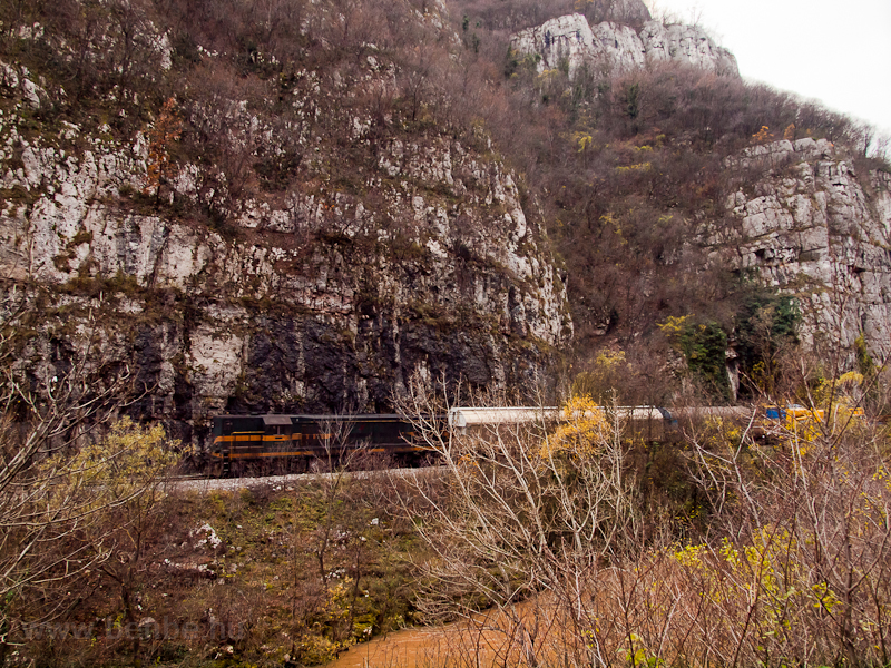 Kennedy tehervonattal Sicevo s Ostrovica kztt a Niš-Dimitrovgrad vonal szurdokos szakaszn
 fot