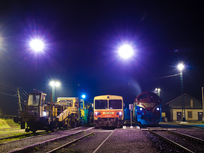 The track maintenance vehicles arrived from the direction of Balassagyarmat, the 117 344 is waiting for the 117 343 retro livery railcar to join it as the last train from Vc to Balassagyarmat and the M61 006 together with an A25 industrial locomotive in a bad motoric condition has brought a gravel train for the track building. photo