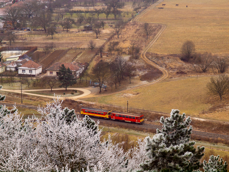 The MV-START 117 343 retro railcar seen between Ngrd and Disjenő photo