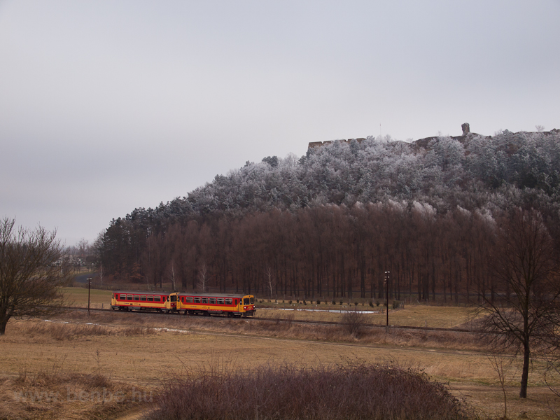 The railcars number 117 372 and 117 243 seen near Ngrd castle photo