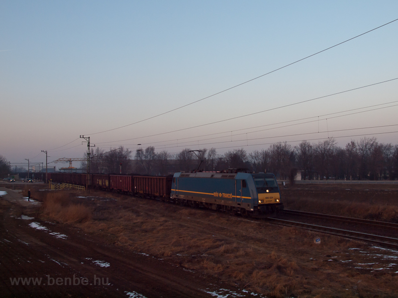 A MV-START 480 024 Rcalms s Dunajvros kztt egy sznszllt tehervonattal fot