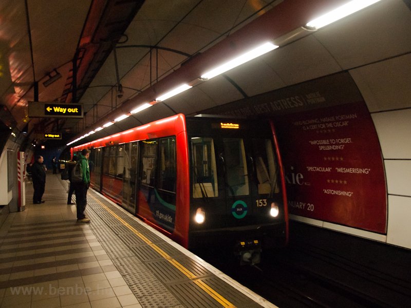 A DLR modern motorvonata Bank llomson; ebben a vonatban lt vezető
 fot