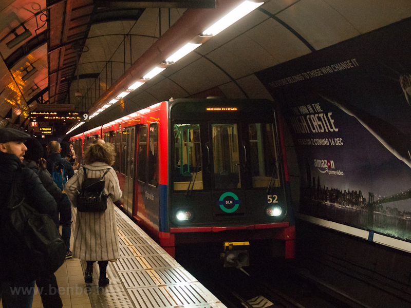 kép A Docklands Light Railway (DLR) automata vezetésű motorvonata Bank állomáson
fotó