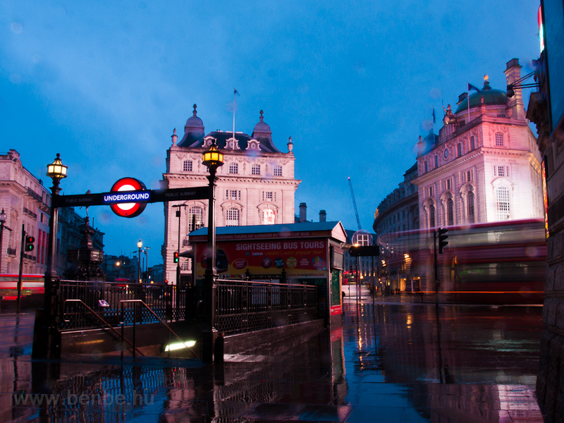 Double-decker bus at Piccadilly Circus photo