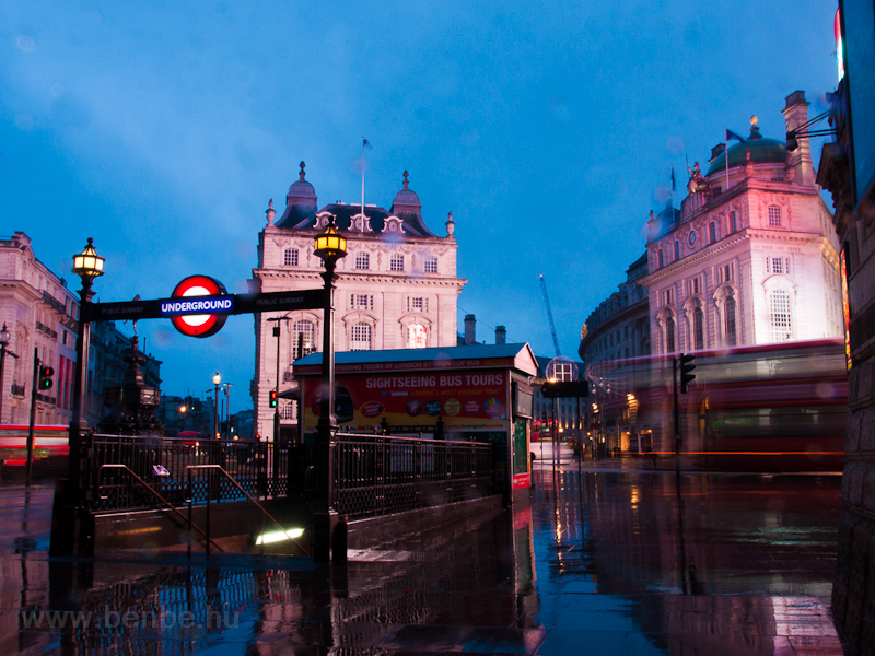 Emeletes busz a Piccadilly Circusn
 fot