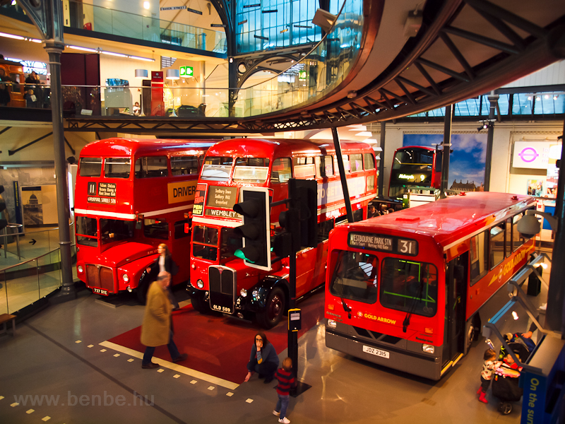 A London Transport Museum Routemaster emeletes buszai (Londoni Kzlekedsi Mzeum)
 fot