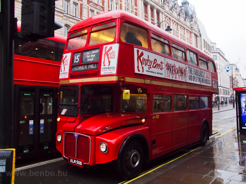 A Transport for London ALM 50B rendszámú RouteMaster emeletes (doubledecker) autóbusza a 15-ös, nosztalgia viszonylaton, a Tower Hill felé
 fotó