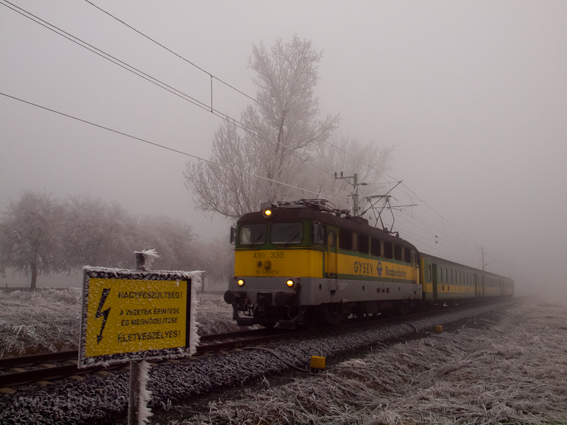 A GYSEV 430 330 plyaszm Szili Sopron-Szombathely szemlyvonattal Sopronkvesd s Lvő kztt kiss zzmars időben
 fot