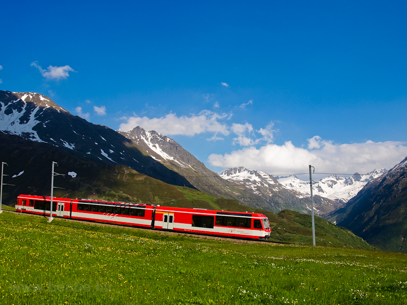 A Matterhorn-Gotthardbahn ABeh 4/8 motorvonata messzire kalandozott szokásos fölbukkanási helyétől: Nätschen és Andermatt között sikerült lencsevégre kapnom fotó