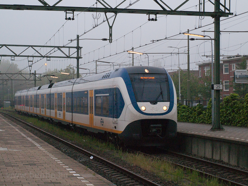 A six-car (Siemens-built) NS SLT (SprinterLightTrain) seen at Den Haag - Laan van NOI station where we transferred from the local train to the Amsterdam-Rotterdam InterCity photo