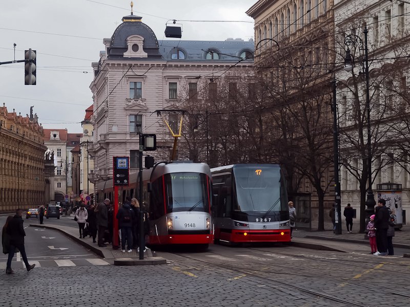 Ktfle Škoda villamos Prga vrosban (14T 9148 s 15T 9267)
 fot