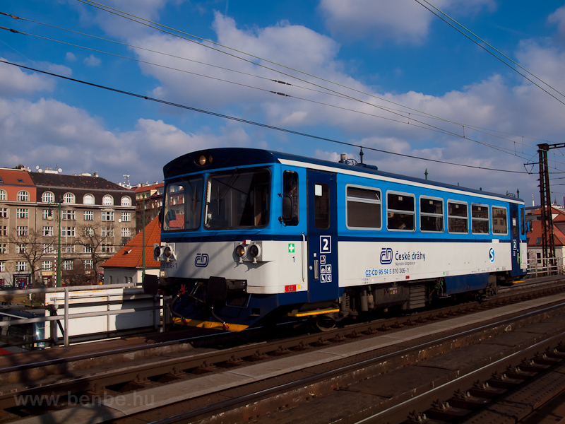 A 810 306-1 Praha-Vršovice llomsnl
 fot