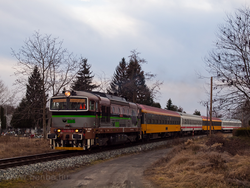 A KDŠ 750 096-0 plyaszm Bvrja RegioJet szemlyvonatot hz (RJ s Železnica Desn fekvőhelyes kocsikbl) rsjfalu (Nov Straž) s Komrom fldmves iskola (Komrno Zvody) kztt fot