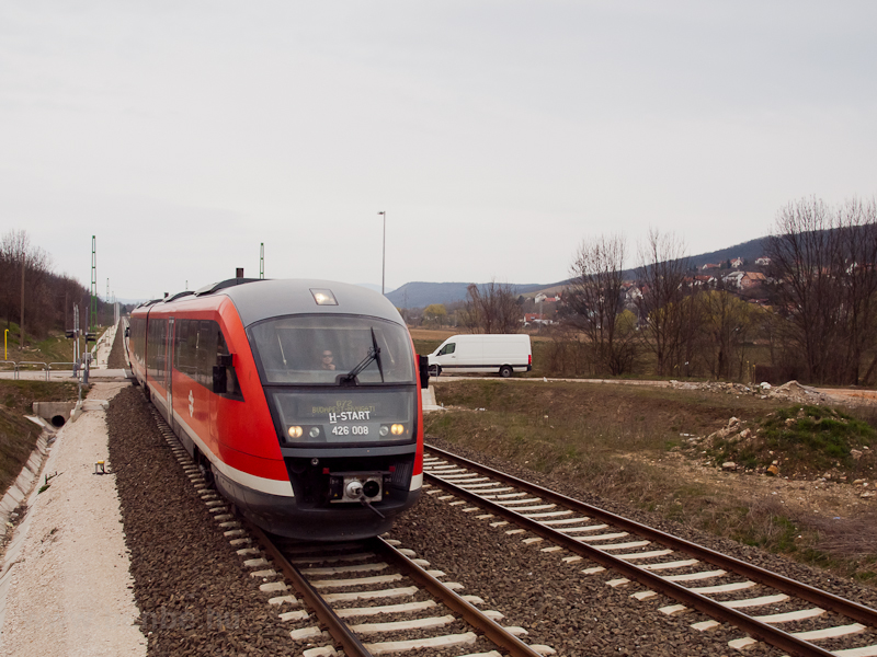 A MV-START 426 008 plyaszm Desiro motorvonata Solymr s rm kztt a 2-es vonalon (Esztergom-Budapest)
A villamosts kztes llapotban mg jrtak a vonatok, termszetesen Desiro motorvonatokkal, de mr folyamatban volt az oszlopllts. Ez egy tbb, mint egy ves agonizlsa volt a vonalnak a feljts vgtelen trtnetben. A menetrend mg mindig igencsak laza pldul, gy vehetjk gy, hogy a trtnet mg nem rt vget. fot