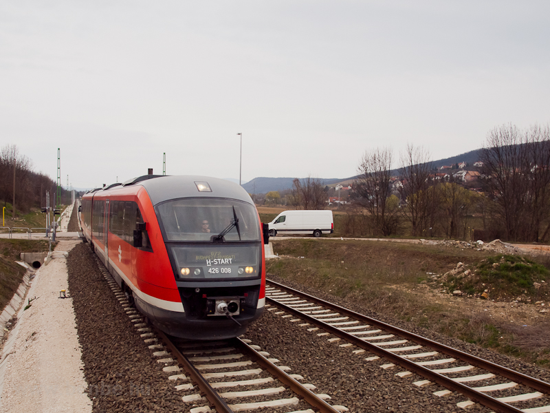 kép A MÁV-START 426 008 pályaszámú Desiro motorvonata Solymár és Üröm között a 2-es vonalon (Esztergom-Budapest)
A villamosítás köztes állapotában még jártak a vonatok, természetesen Desiro motorvonatokkal, de már folyamatban volt az oszlopállítás. Ez egy több, mint egy éves agonizálása volt a vonalnak a felújítás végtelen történetében. A menetrend még mindig igencsak laza például, így vehetjük úgy, hogy a történet még nem ért véget. fotó