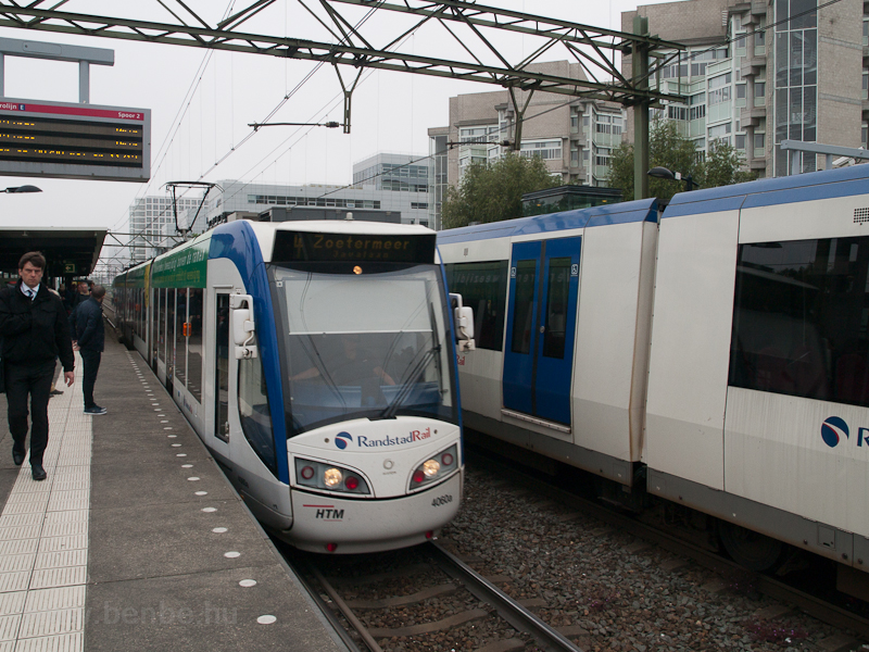 Villamos indul az alacsonyperon mellől Den Haag - Laan van NOI állomáson, a háttérben egy metró (Randstad Rail), elöl pedig már a metró magasperonja fotó