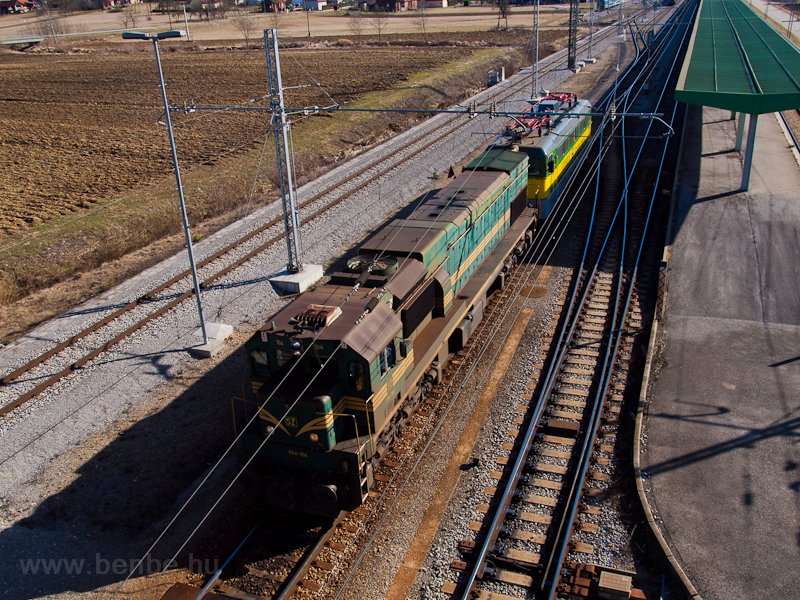 A SŽ 664-104 s egy GYSEV Szili tolatnak Hodošon (Őrihdos, Szlovnia)
Olasz mdra az lloms budapesti vge csak vltram, laibachi vge csak egyenram felsővezetkkel rendelkezik, ktramrendszerű vonali mozdonyok, villamos tolat vagy akr csak egy kis dzelgp pedig ide nem jutott. Maradt a Reagan krbedobni a Szilit. fot