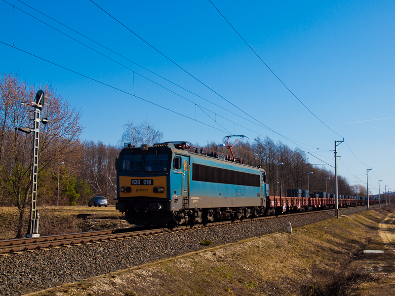 A 630 018 tehervonattal Felsőjnosfa megllhelyen
Ott is ott a kis Opel! fot