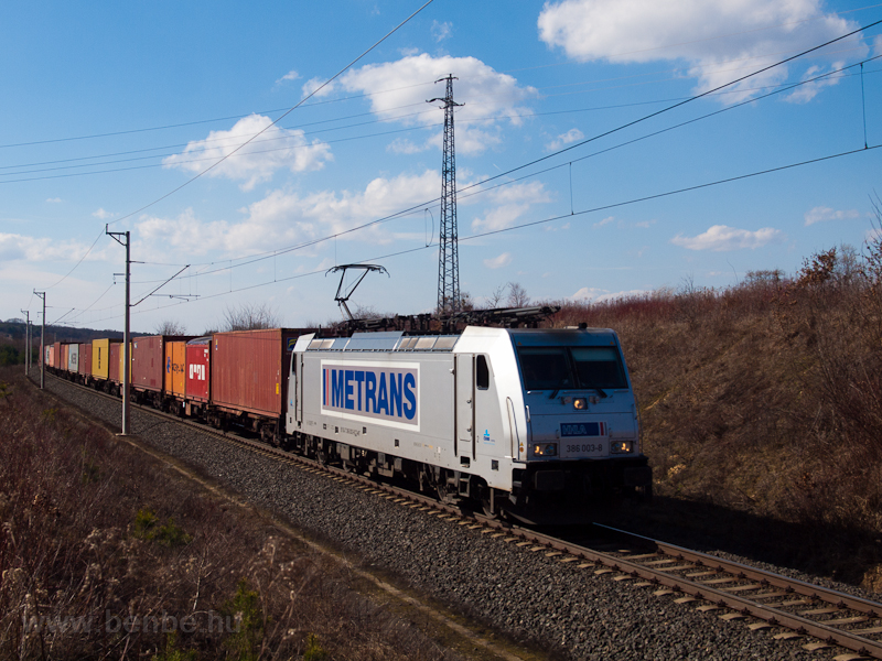 kép A METRANS 386 003-8 pályaszámú TRAXX villanymozdonya konténervonattal Felsőjánosfa és Zalalövő között
fotó