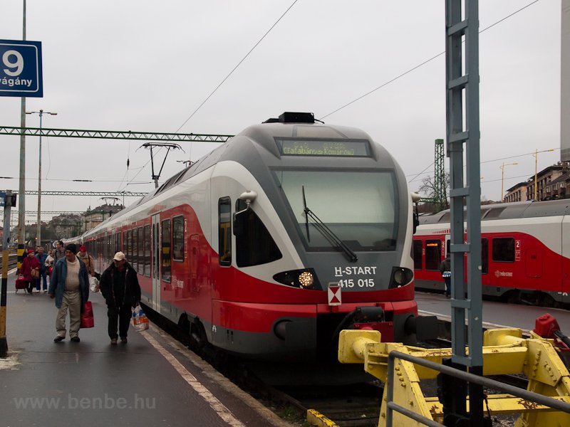 A 415 015-s FLIRT piros sznben a Dliben
 fot