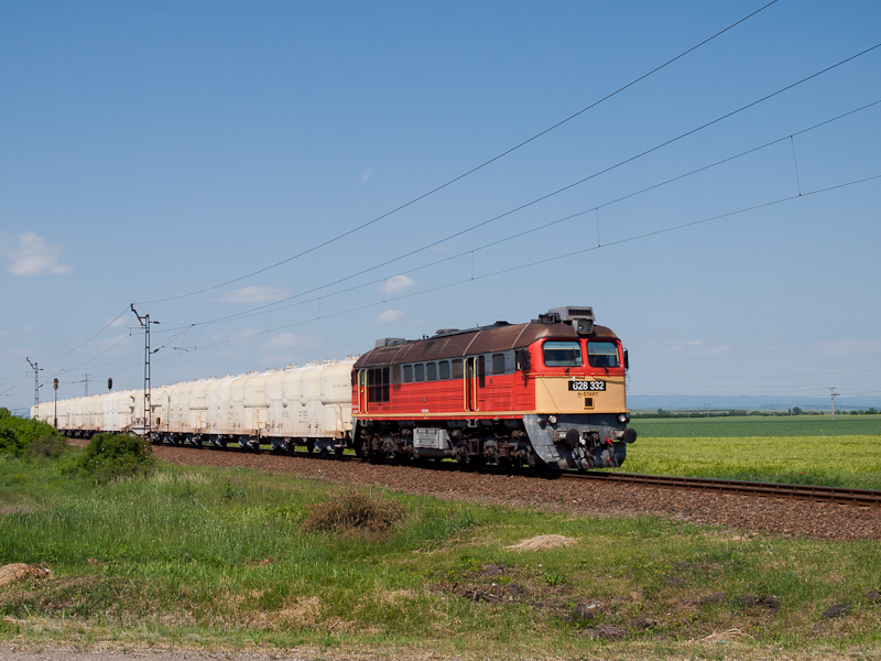 The 628 332 seen hauling an OMYA train near Fzesabony photo