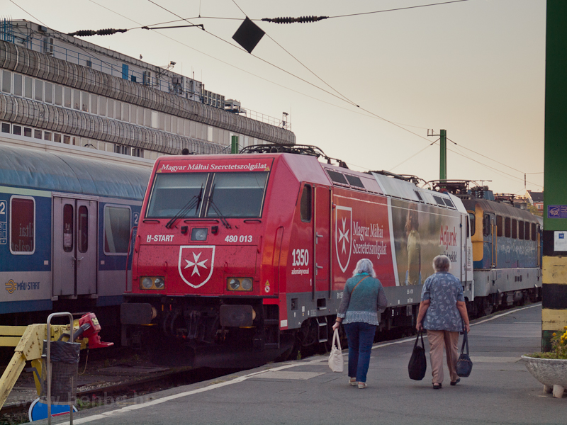 A 480 013 Mltai Szeretetszolglat TRAXX a Dli plyaudvaron
 fot