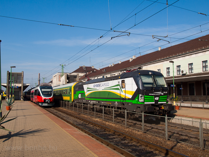 GYSEV CARGO ELL-től bérelt 193 235 pályaszámú Vectronja Győrben egy IC-vel, mellette a 425 010-es Talent fotó