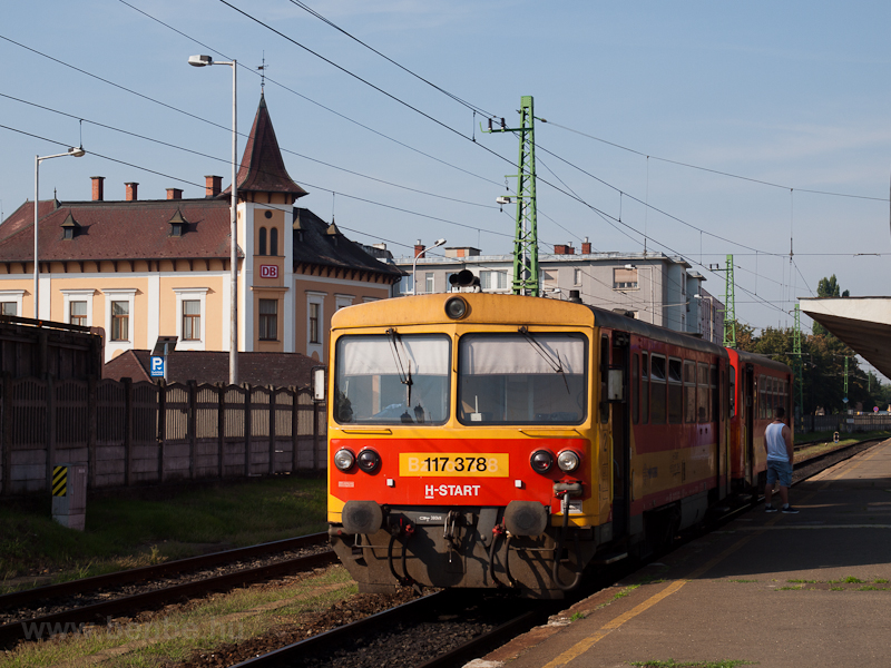 117 378 Győrben, a httrben a Deutsche Bahn szkhza (na nem a frankfurti)
 fot