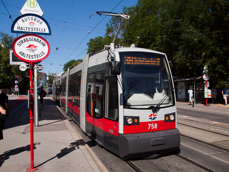 A Wiener Linien 758 plyaszm Siemens ULF B fot