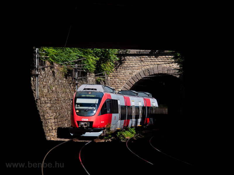 Az BB 4024 101-0 a bcsi Vorortlinie vonalon Wien Heiligenstadt s Oberdbling kztt a 71 mter hossz Zehenthoftunnel (Unterdblinger Tunnel) s a kzti felljr kztt fot