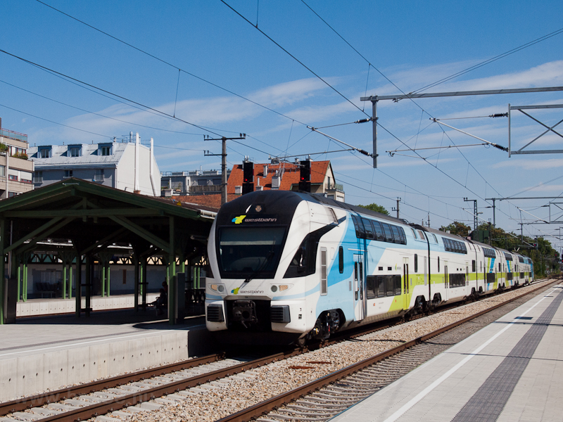 A Westbahn 104 plyaszm Stadler KISS (KISS200) emeletes motorvonata Wien Penzing llomson
 fot