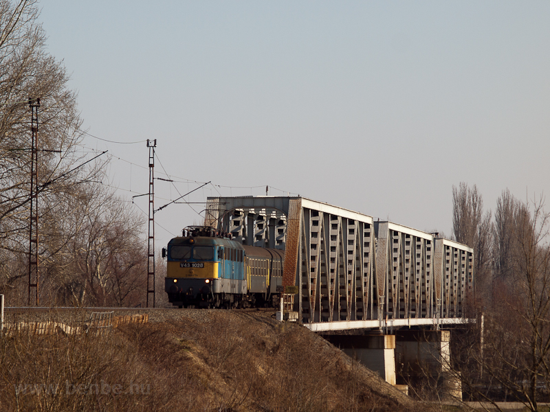 A V43 1028 Rakamaz s Tokaj kztt
 fot