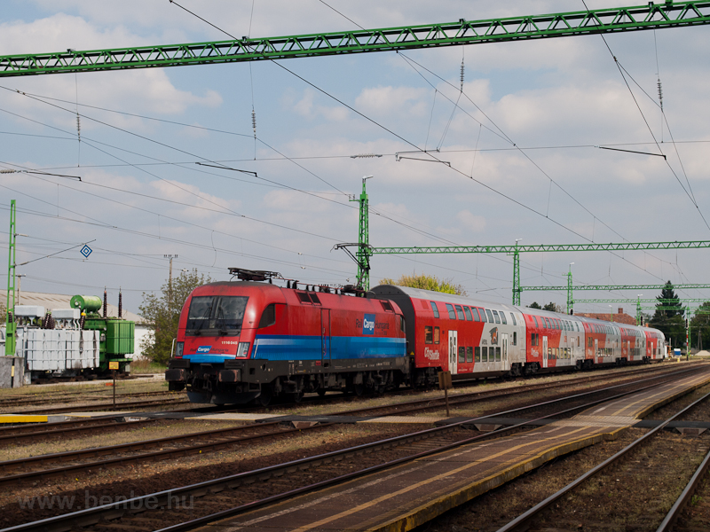 A RailCargoHungaria 1116 045 Wiesel emeletes szemlyvonattal Fertőszentmikls llomson
 fot