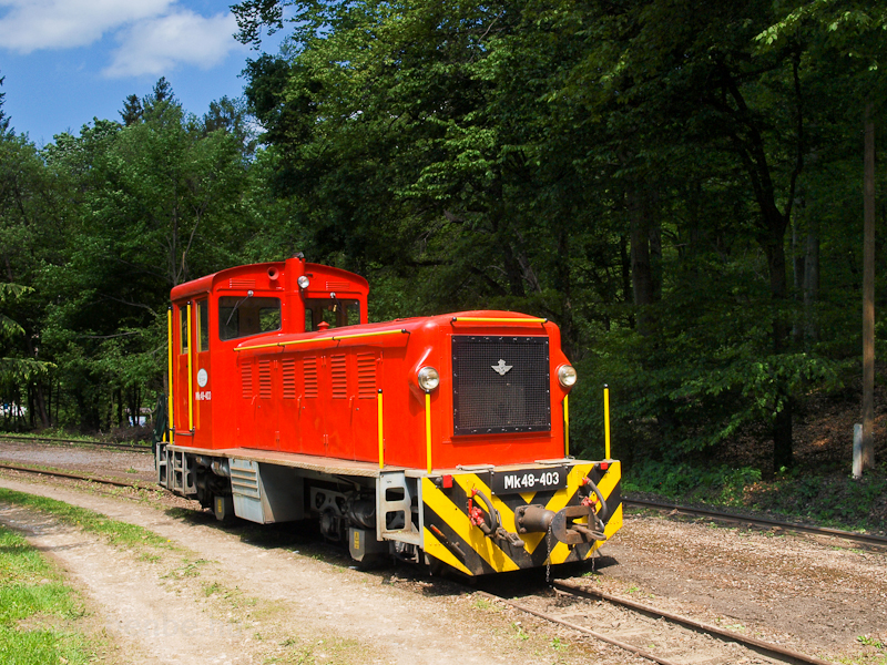 A hibrid Mk48-403 Szalajka-Halast llomson vrakozik
Jobbra vezetett rgen a siklhoz s a facsszdhoz a vonal. fot