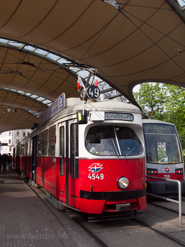 Wiener Linien E1 villamos a bcsi 49-es vonalon a Burggasse/Stadthalle megllnl
 fot