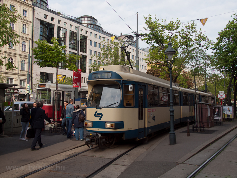 Opernring vgllomson a Wien-Baden Lokalbahn rgi szerelvnye (124-es kocsi)
 fot