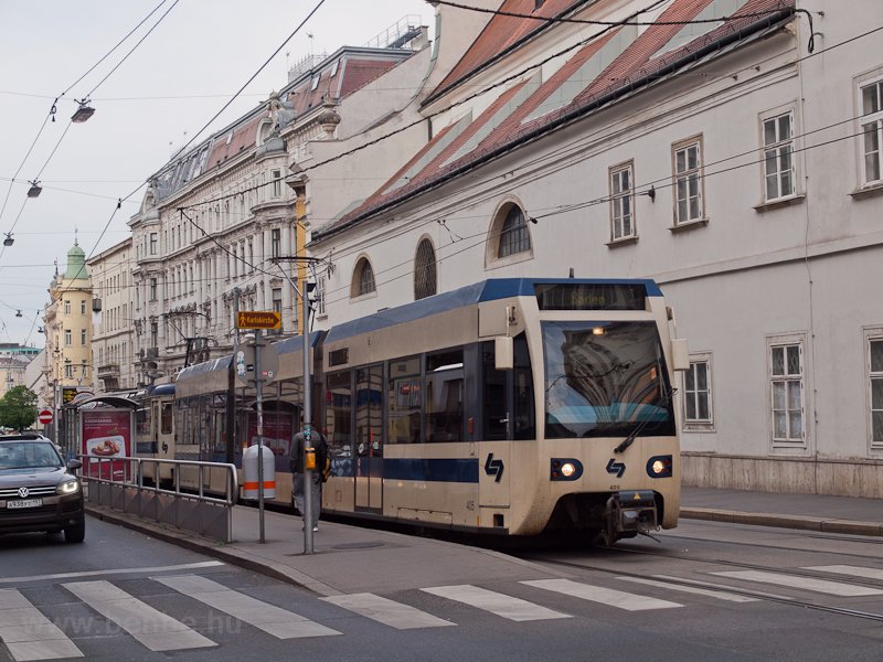 A Wiener Lokalbahnen j, Bombardier szerelvnye (405-s kocsi), hozzkapcsolva egy rgi kocsi is megy erőstsnek
 fot