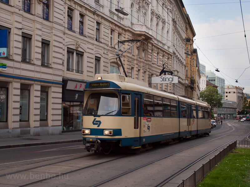 A Wiener Lokalbahn régi motorvonata Bécsen belül villamosként közlekedik (109-es kocsi)
 fotó