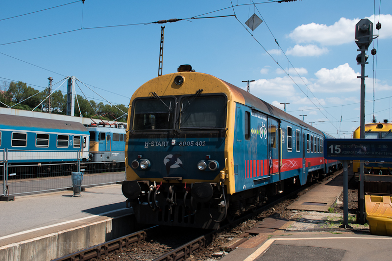 A 8005 402 (BDt 402) pályaszámú, Ganz gyártmányú Fecske vezérlőkocsi a Nyugati pályaudvaron fotó