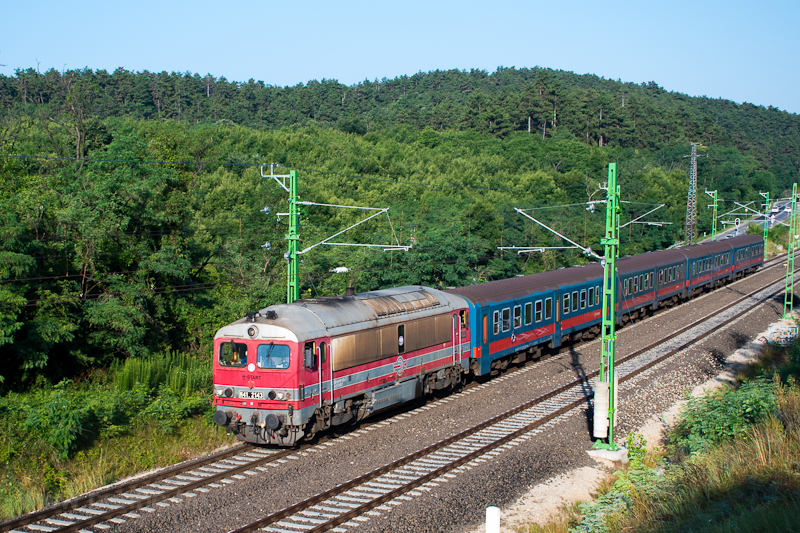 The MÁV-START 418 143 (M41 2143 retro) seen between Pázmáneum and Szabadságliget at double-track section Terranova photo