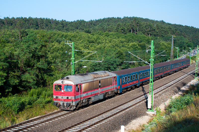 The MV-START 418 143 (M41 2143 retro) seen between Pzmneum and Szabadsgliget at double-track section Terranova photo