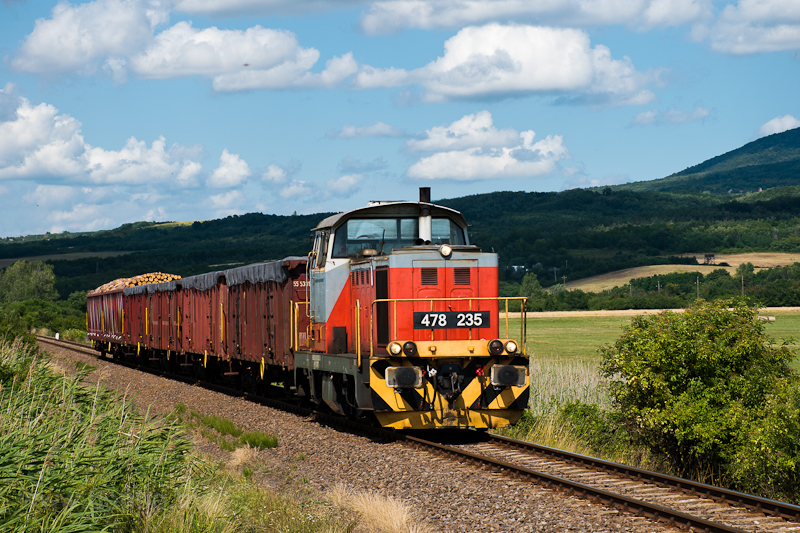 A 478 235 a 81-es vonali tolatós tehervonattal Pásztó és Szurdokpüspöki között
 fotó