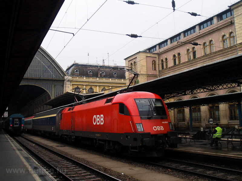 A 1116 001-7 egy jszakai vonattal a Keletiben, az első kocsi a hres rozsdamentes BB 70-70 sorozat, rozsdamentes acl hlkocsi
 fot
