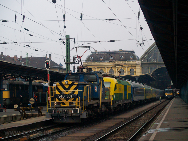 V46 001 tol be egy GYSEV IC szerelvnyt a Keleti csarnokba
 fot