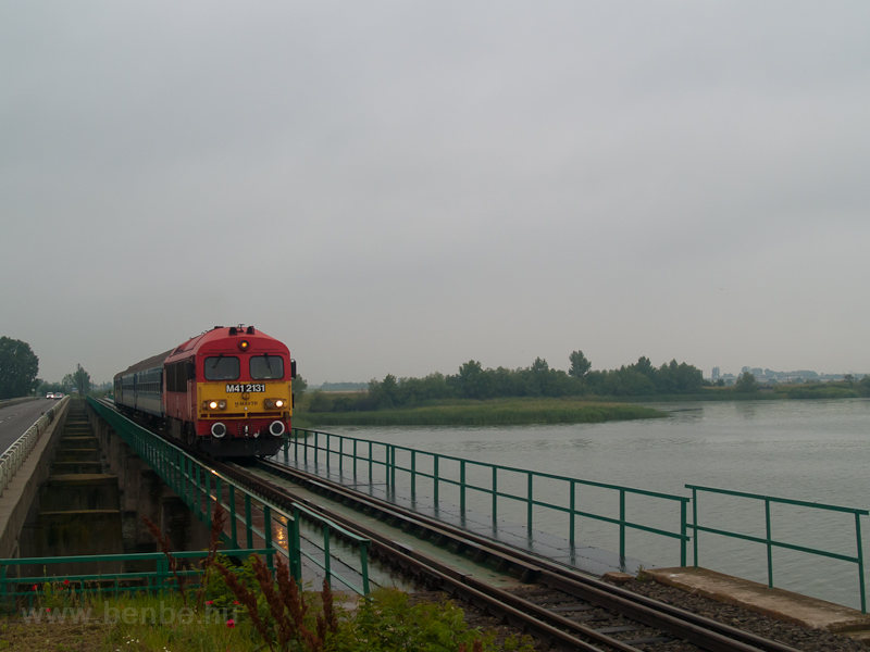 Az M41 2131 a Tisza-tó fölötti hídon fotó