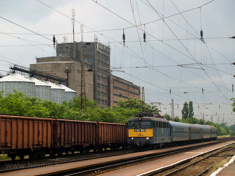 The V43 1051 seen at Mezőkvesd photo